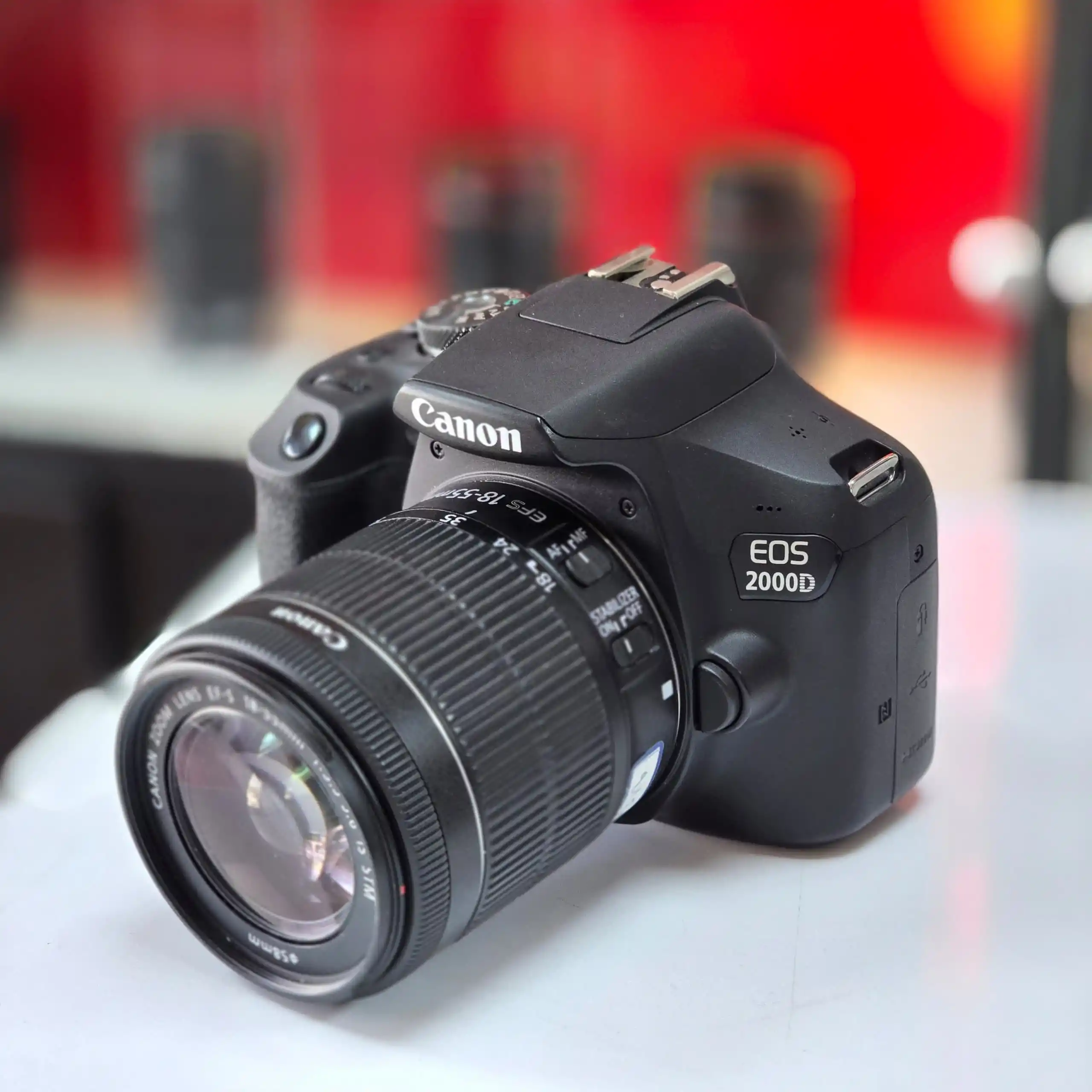 دوربین عکاسی کانن دست دوم Canon EOS 2000D kit EF-S 18-55mm f/3.5-5.6 IS stm(300 شات) دست دو